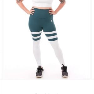 Booteca leggings with athletic stripes and scrunch bottom size M. NWOT.